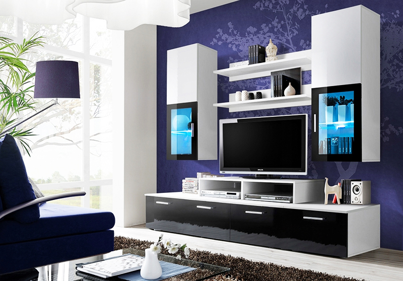 TV ir vaizdo įrangos siena su apšviestomis vitrinomis