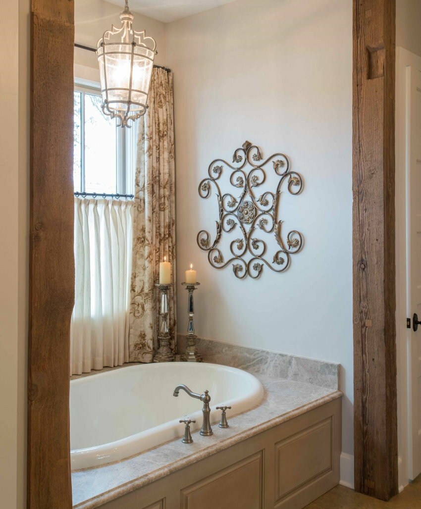 Provanso stiliaus vonios kambaryje tarpduriai ant medinių durų