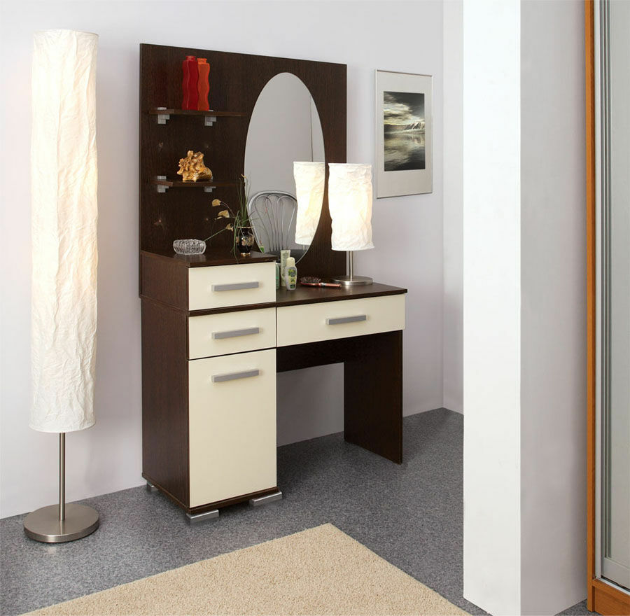 dressing table in the hallway