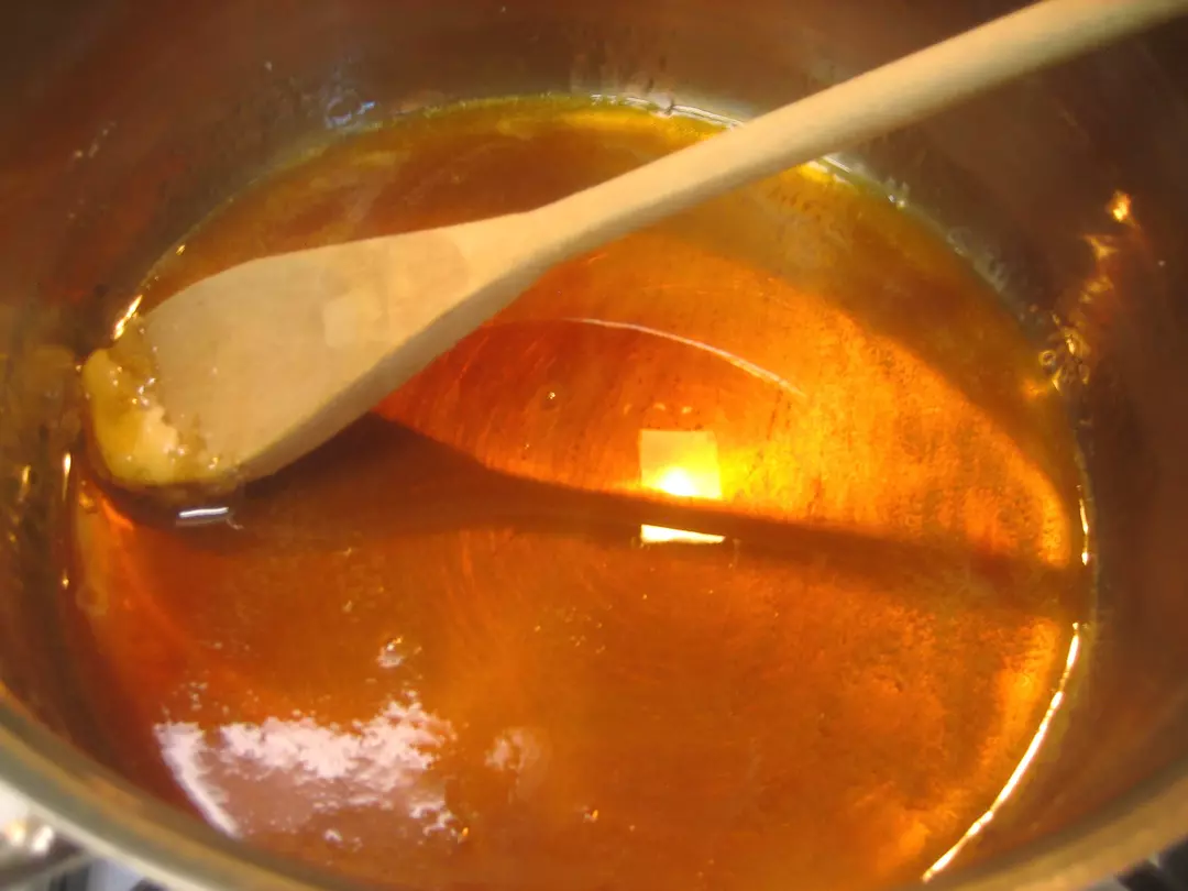 hvordan rense en panne med sirup