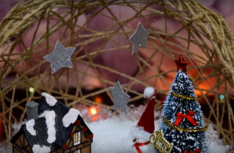 Objesite zvijezde u gornji dio kućišta - to mogu biti mali ukrasi za božićno drvce ili samo ukrasi izrezani iz folije