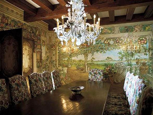 Yhdessä huoneessa kaikki seinät on maalattu italialaismaisemilla.