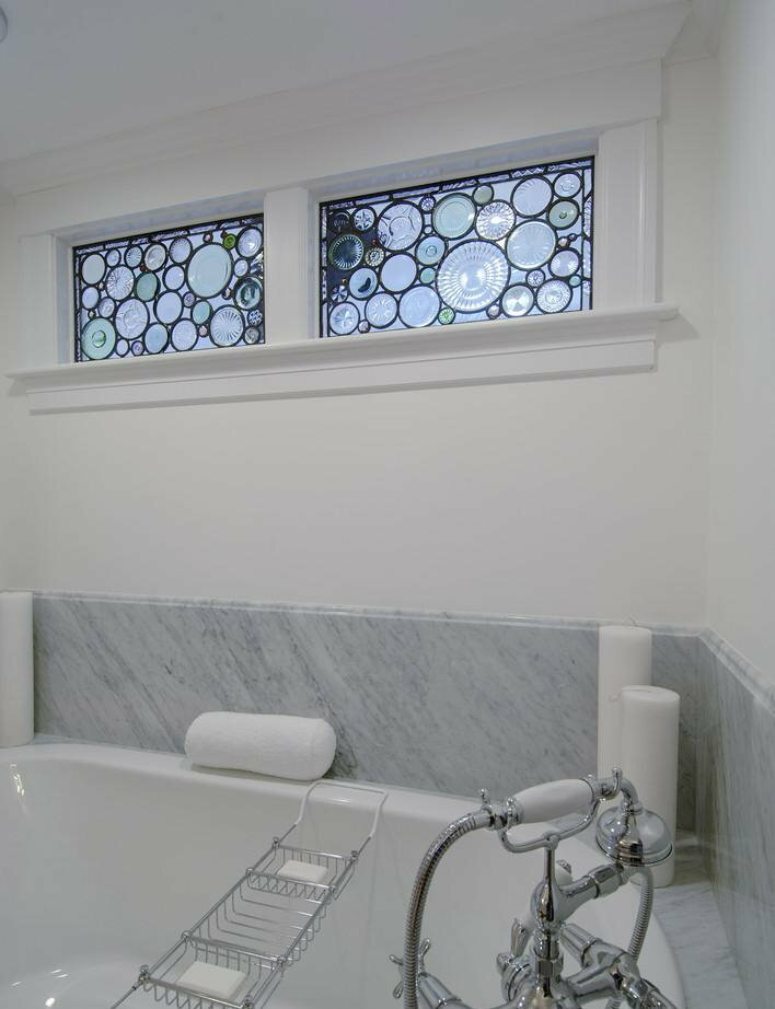 עיצוב חלונות קטנים מהחדר אמבטיה ועד המטבח