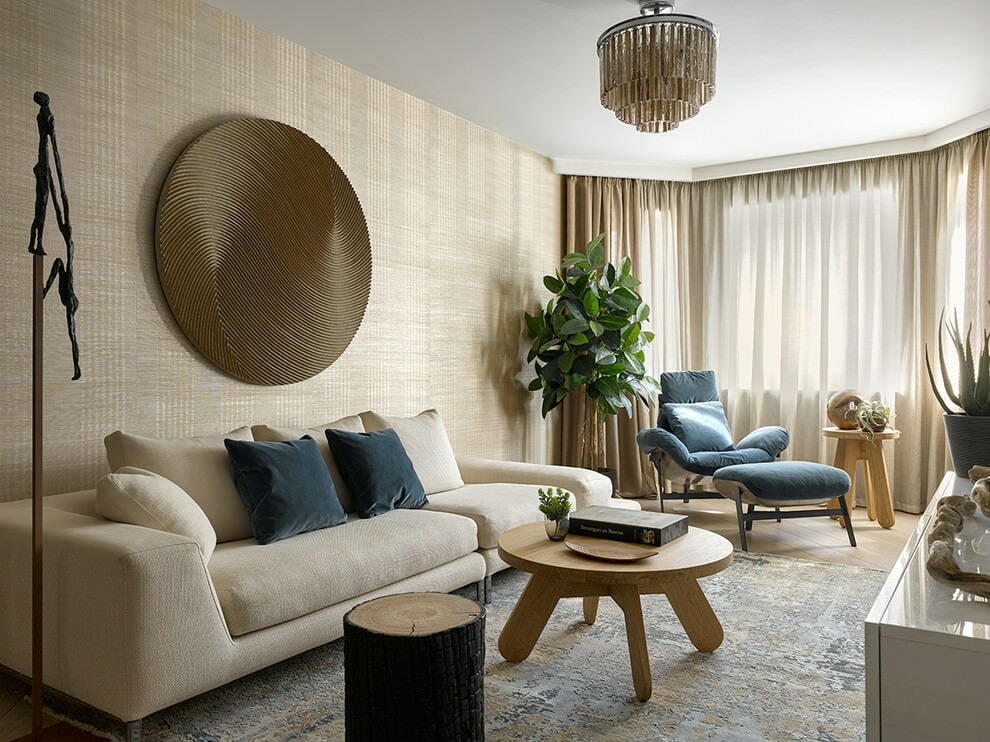 Modern tarzda bir oturma odasında mobilyaların düzenlenmesi