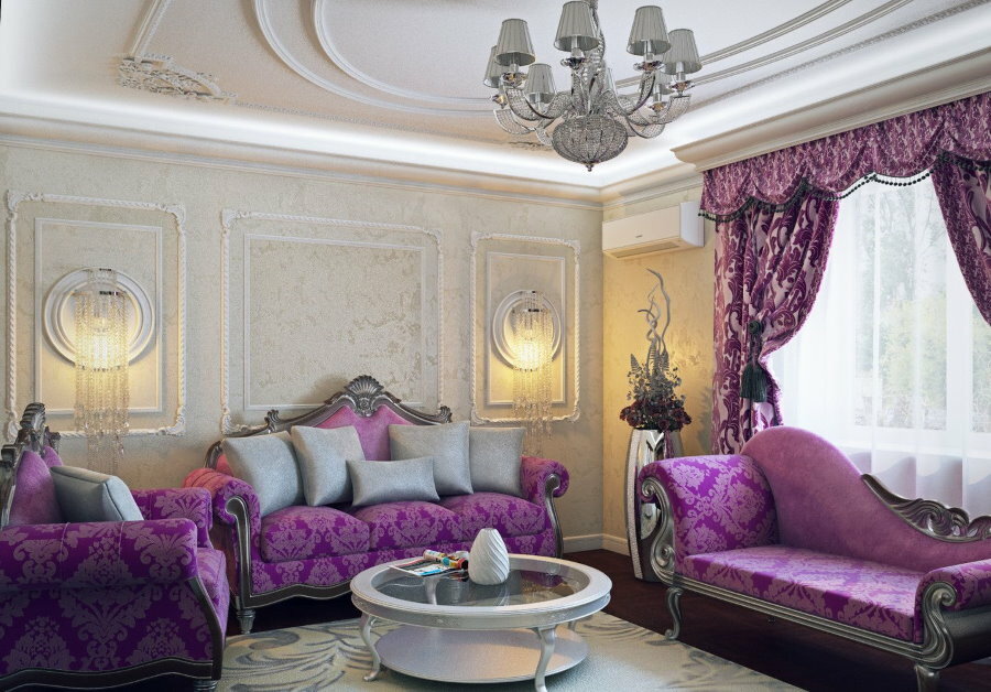 Sofá roxo em uma sala de estar de estilo clássico