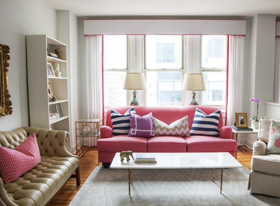 Světlý obývací pokoj s pohovkami různých barev