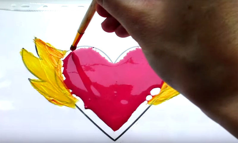 Påfør nå dine hjemmelagde glassmalerier langs konturene med en pensel. Husk: jo tykkere du maler, jo bedre.