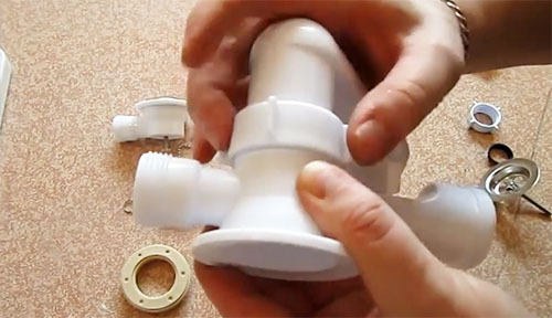 Como consertar uma banheira com pernas em um piso de cerâmica