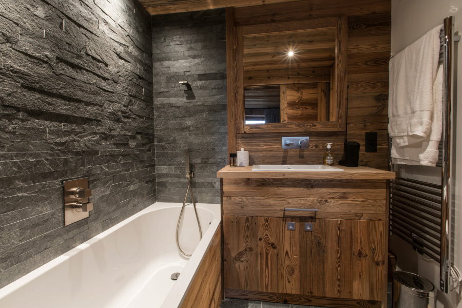 Kalnu stila vannas istabas interjers 5, 5 kvadrātmetri