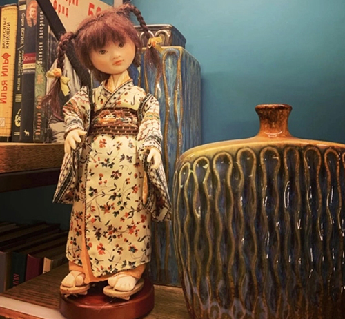 På hyllorna i skåp och byråer kan du hitta utsökta figurer och dekor gjorda av Yulia