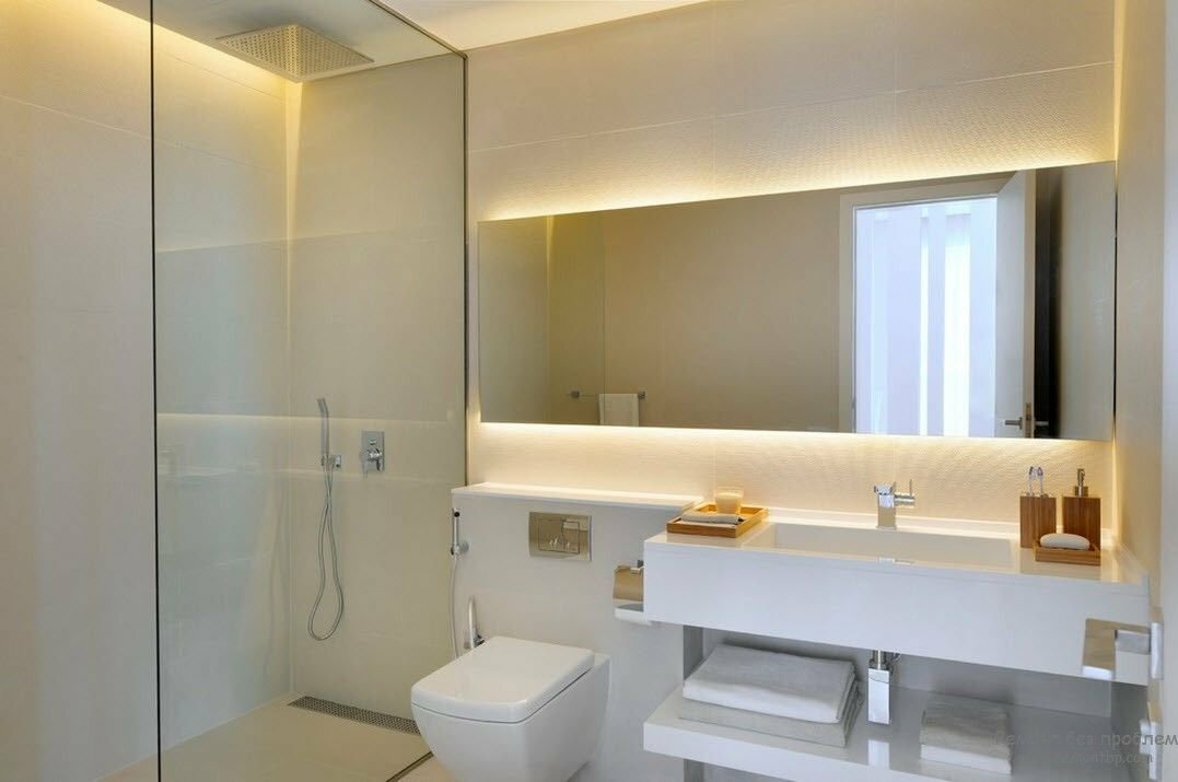 Skaists spoguļa apgaismojums modernā interjera stila vannas istabā