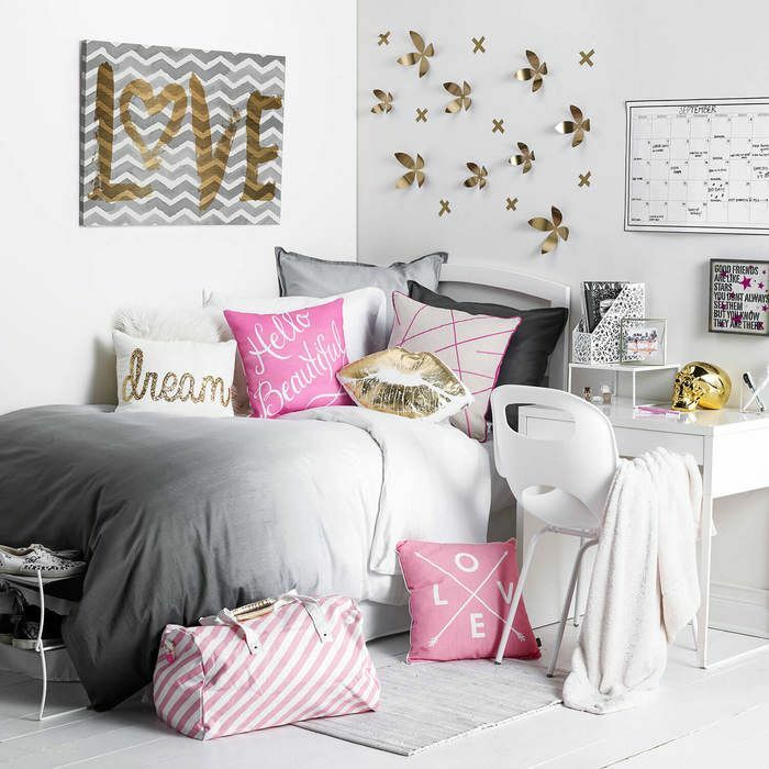 Witte wanddecoratie in de kamer van een tienermeisje