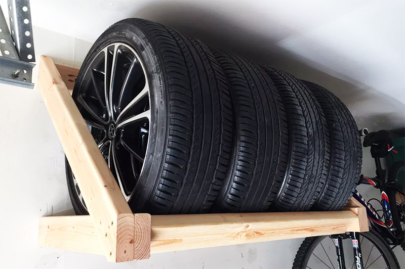 Of course, the shelf for the wheels must be very strong, because they weigh a lot. In addition, it must securely fix the slopes so that they do not accidentally roll on your head.