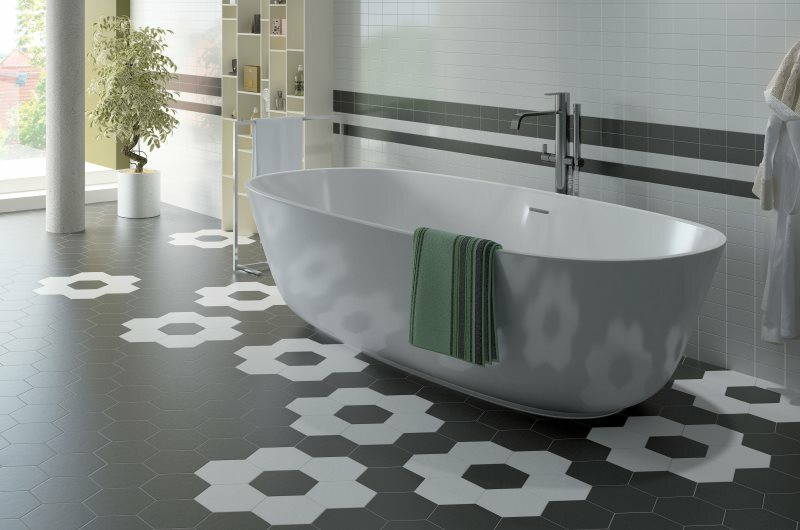 Honderd gevormde tegels op de vloer van een ruime badkamer