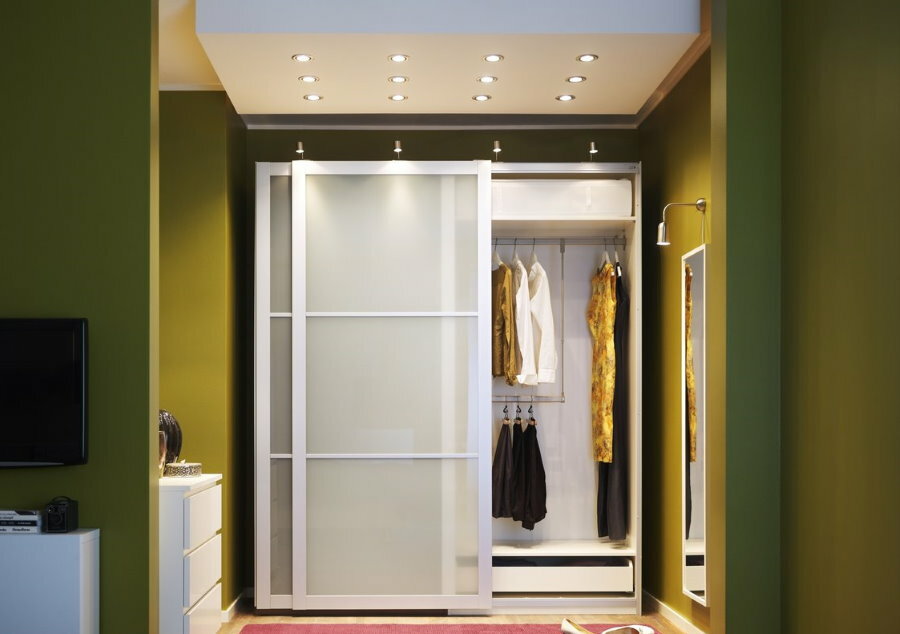 Osvetlitev hodnika z vgrajenim pohištvom