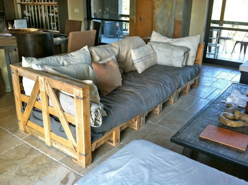 Sofa za davanje sa starih paleta