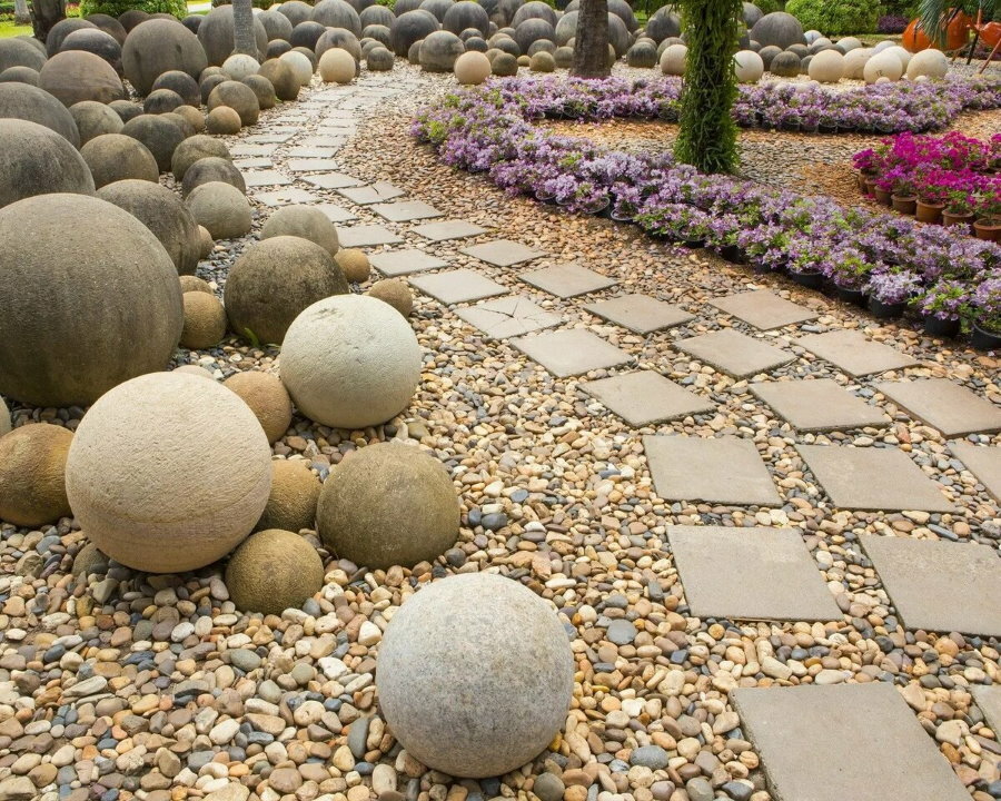 Pedras redondas de rocha de rio em uma área suburbana