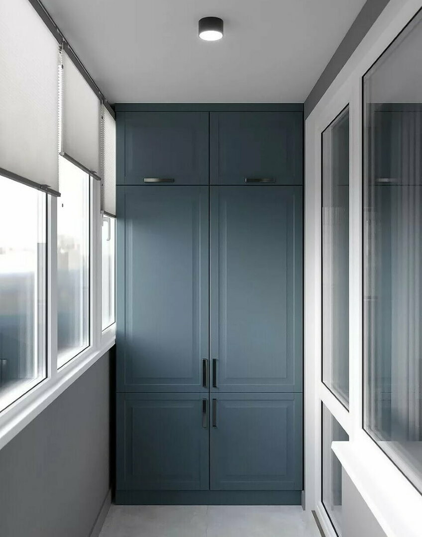 Armoire grise avec portes battantes