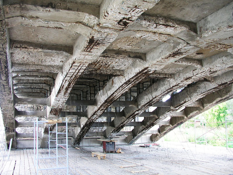 Belli bir değer aşıldığında beton yapı çökmeye başlar.