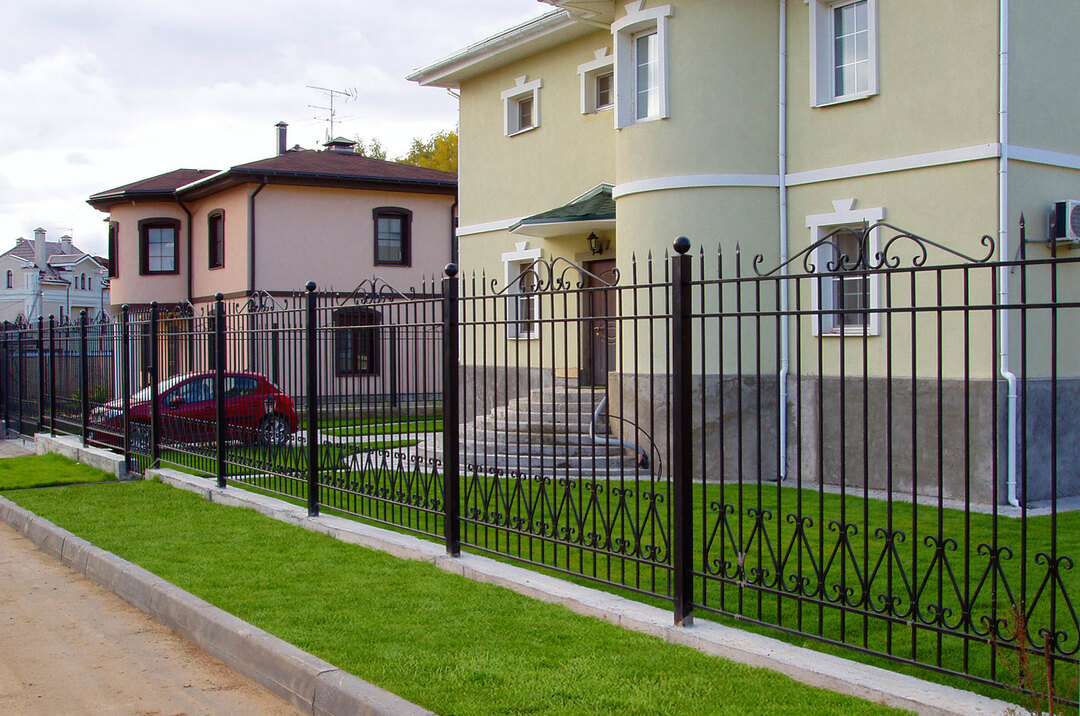 Sekčný plot vyrobený z kovových častí pre návrh letnej chaty