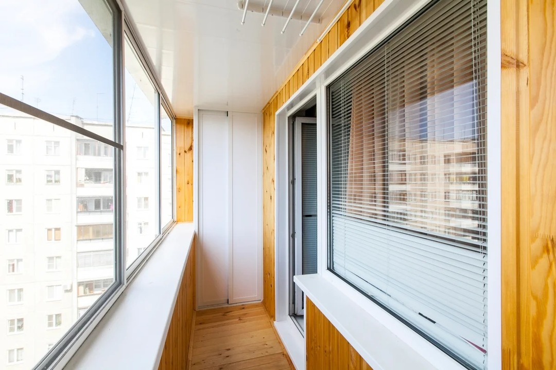 Vetri di balconi e logge: opzioni per il design in plastica e legno, foto