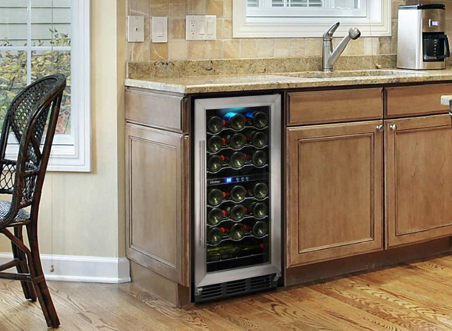 Moderní kuchyně se skříňkou na víno pod deskou