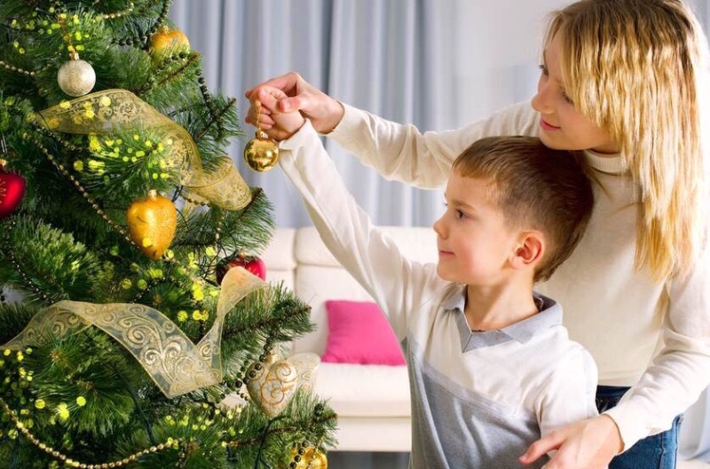 When is the best time to decorate a Christmas tree
