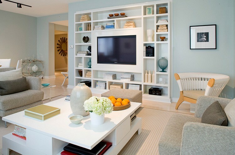 La hauteur de placement du téléviseur sur un meuble ou un mur dépend également de la taille de l'appareil lui-même.