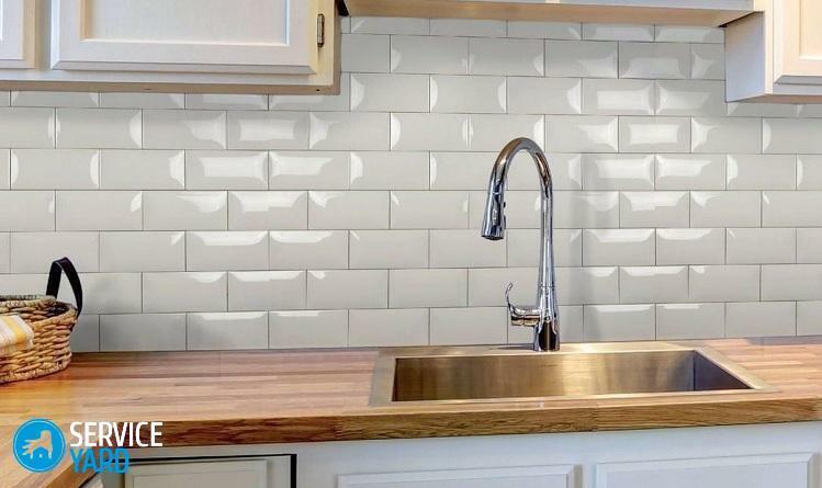 ¿Cómo hacer un delantal en la cocina de azulejos?