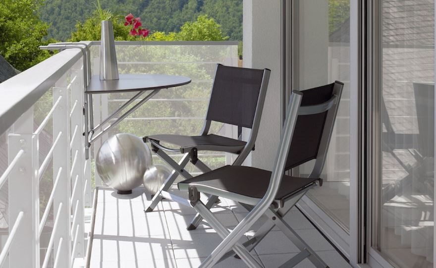 Aluminiummöbel auf dem offenen Balkon