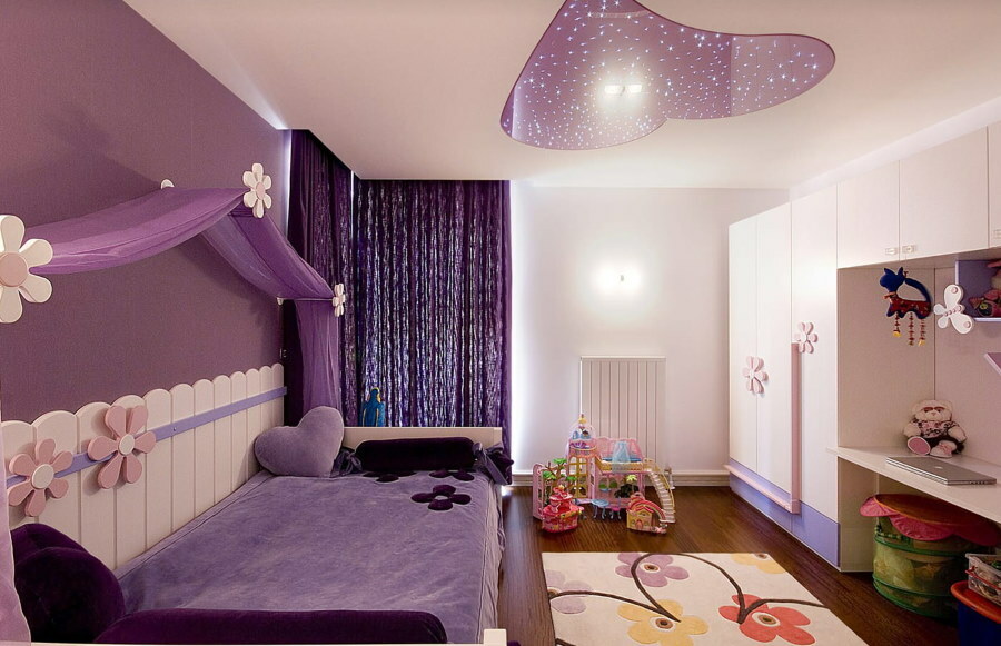 Vaikų kambarys su violetiniu dekoru