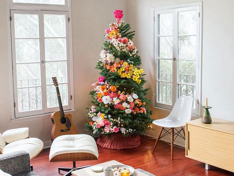 Hvor smukt at dekorere et juletræ til hjemmet: fotos af interessante løsninger til et festligt interiør i 2020