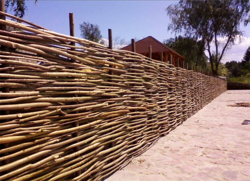 I ett flätat staket placeras stolpar oftare än i ett vanligt: ​​de bör vara på ett avstånd av cirka en halv meter från varandra
