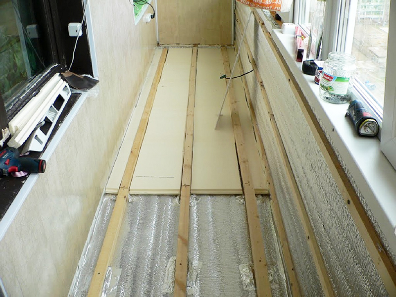 Hvordan lage et gulv på en balkong: åpne og glasserte rom, utjevning, gulv