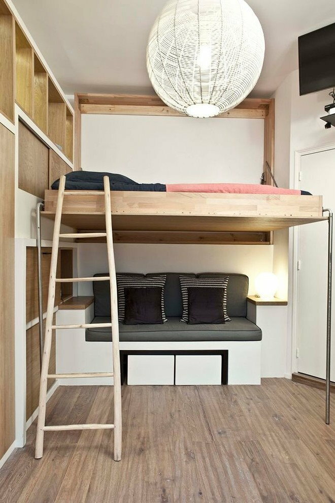 Drewniane łóżko loftowe dla rodziny z dzieckiem