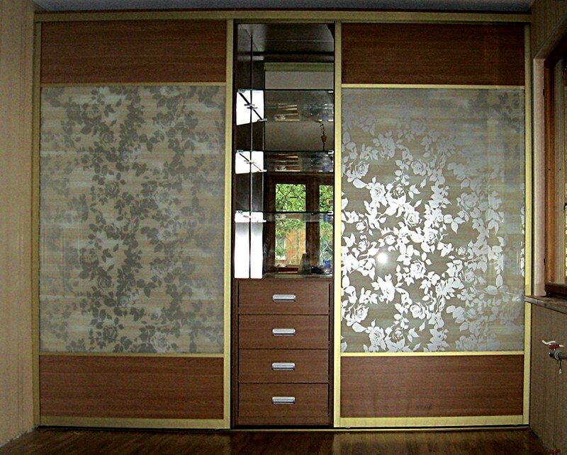 Interior con un armario en una película.