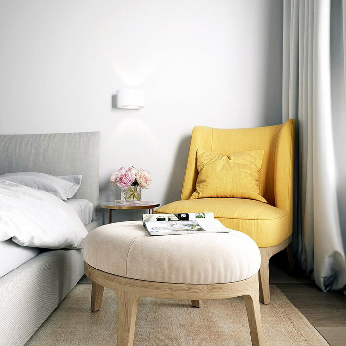 Mały żółty fotel w rogu sypialni