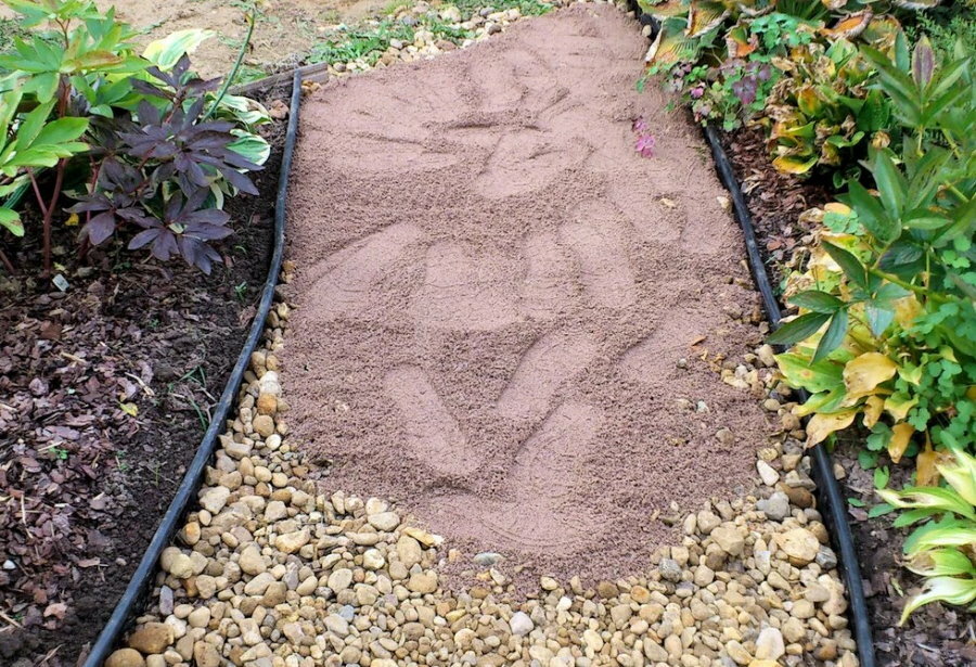Relleno de un camino de jardín con piedra triturada de una fracción media