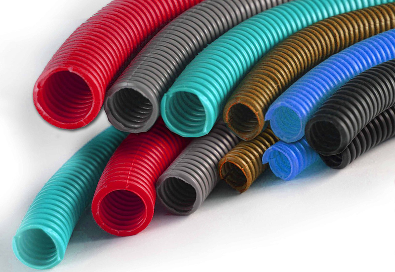 Korrugerade rör har sin egen färg beroende på tillverkningsmaterialet.