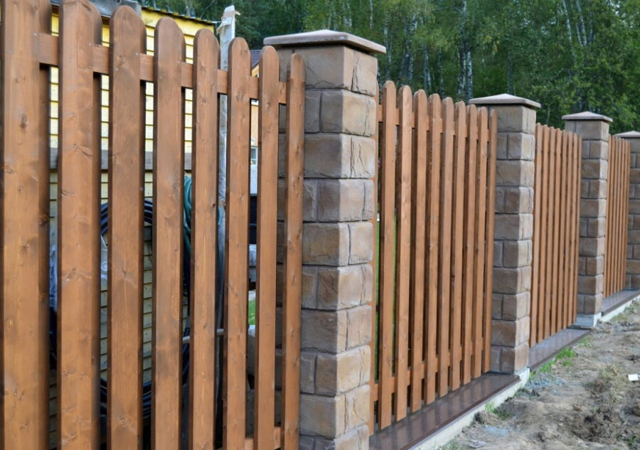 Fence-checkerboard on pillars made of decorative bricks