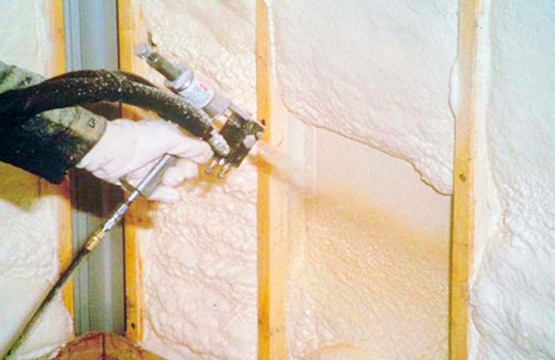 Påføring af flydende polyurethan på væggen