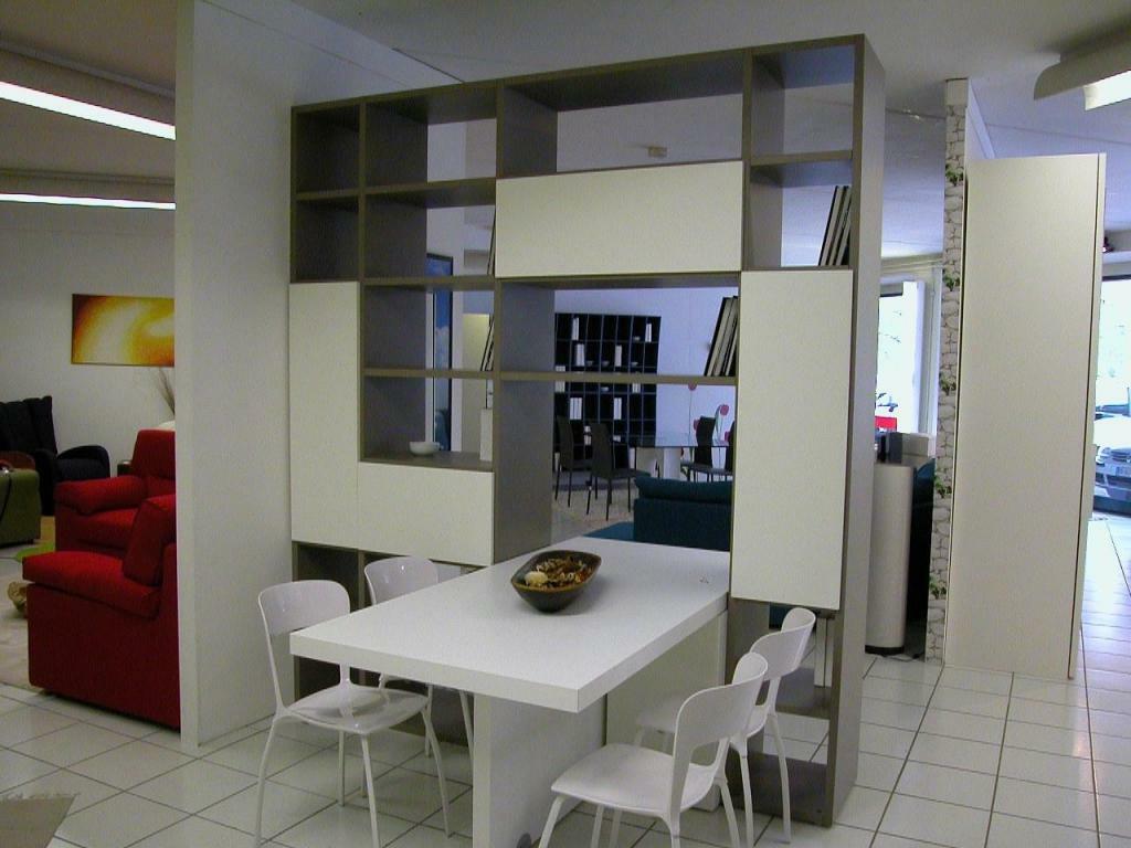 Spisebord i et stativ mellom kjøkken og stue