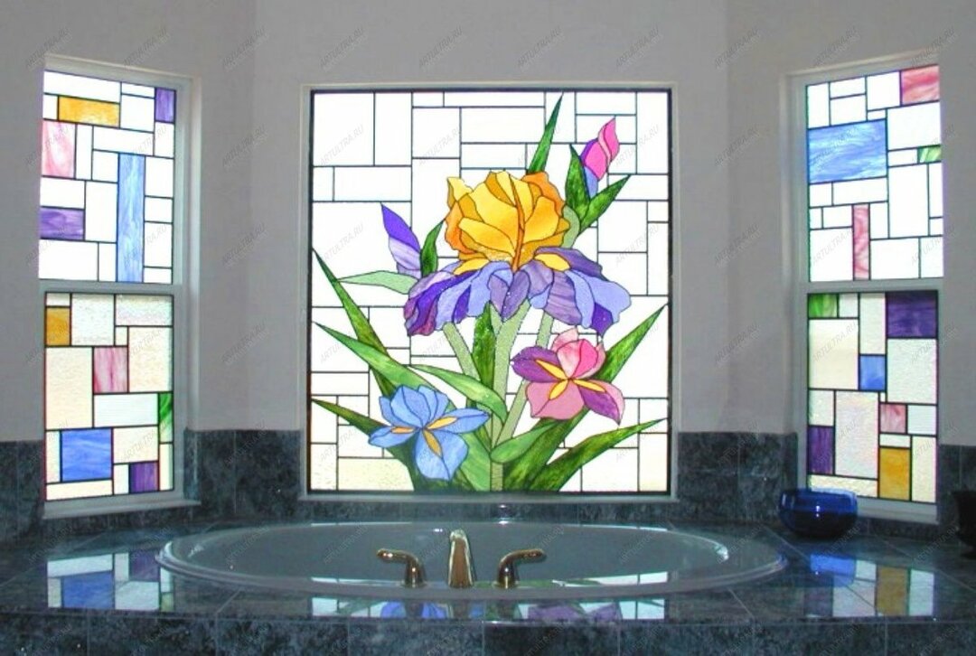 Vonios kambarys su langu: dizainas privačiame name su nuotrauka, išdėstymo variantai