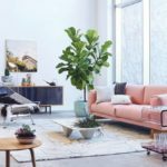 Różowa sofa w salonie