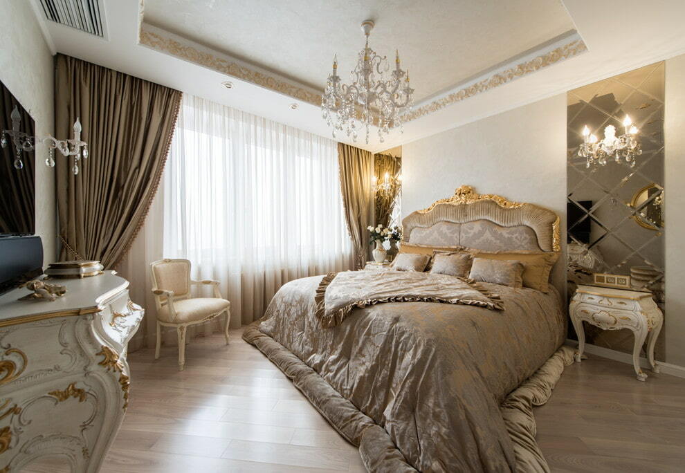 Strop iz mavčnih plošč v spalnici v klasičnem slogu