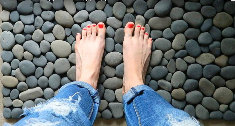 Resultatet du kommer säkert att njuta. Denna matta kan spridas i korridoren och säkert sätta på skorna efter vintern eller hösten promenader. Det är väl vana vid, och i badrummet, särskilt om du har golvvärme. På en lätt värms stenar glada att bli fötter. Du kommer att känna på en strand