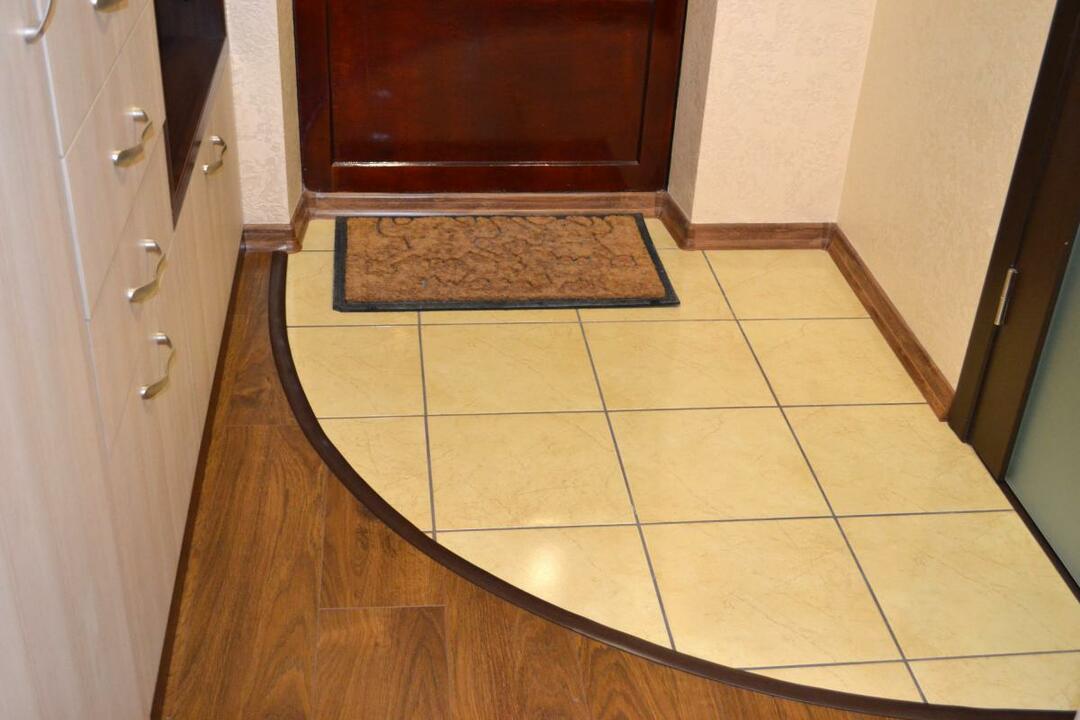 Lätta keramiska plattor på golvet i korridoren