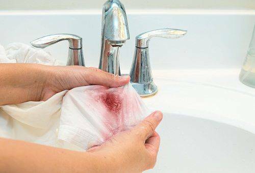 Kā un kā nomazgāt granātu no apģērba māju apstākļos?