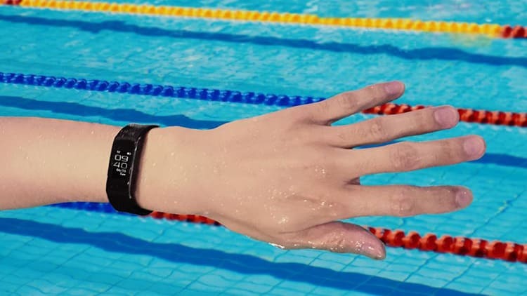 Moisture-resistant models are useful not only when training in the pool, but also in banal rain or snow.