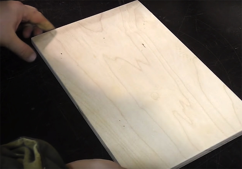 De basis van het zelfgemaakte product is een snijplank. Nogmaals, dit kan multiplex of massief hout zijn. Vergeet niet om het oppervlak grondig te schuren